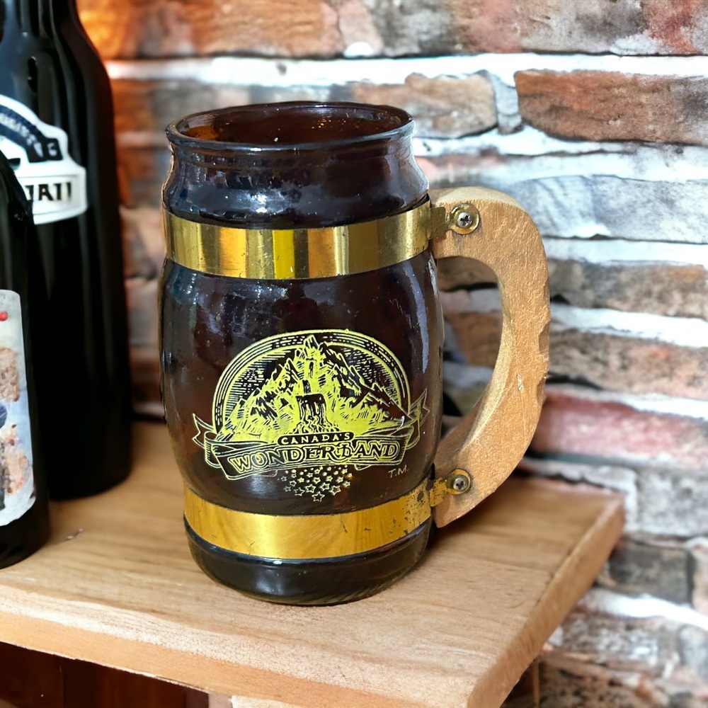 Canada's Wonderland Ontario Souvenir Brown Glass Root Beer Barrel Mug